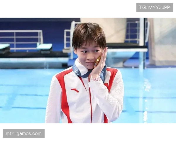 全红婵领奖台上像冷面女神，下了台街角买小吃那张图又像隔壁班学霸